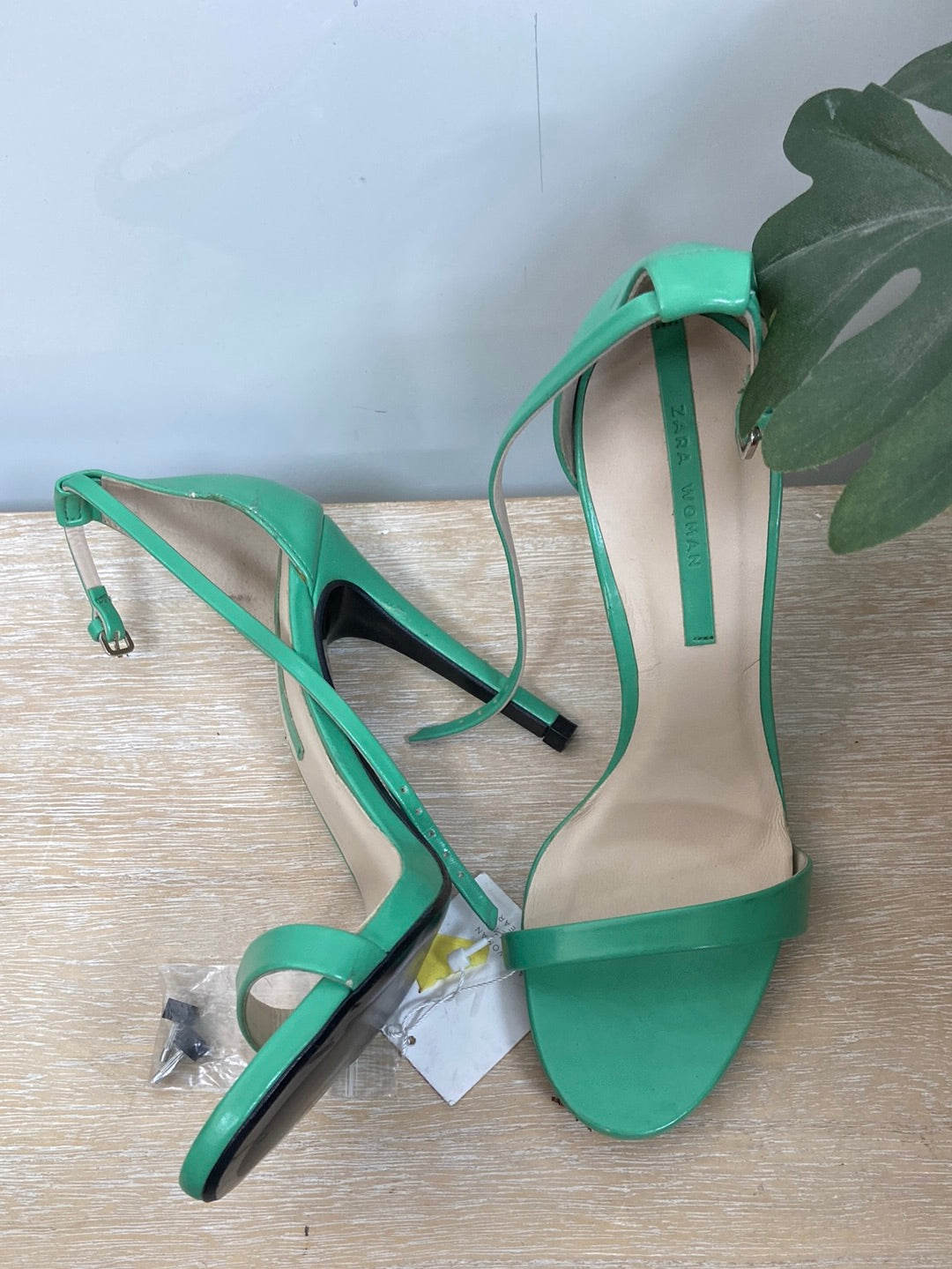 ZARA. Sandalia tacon verde T.37
