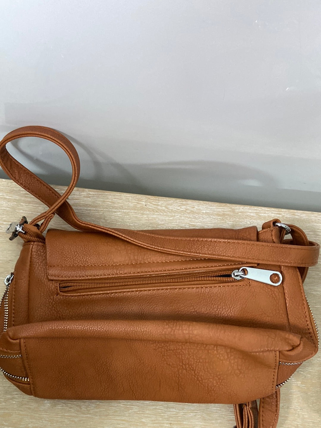 OTRAS.Bolso camel efecto piel