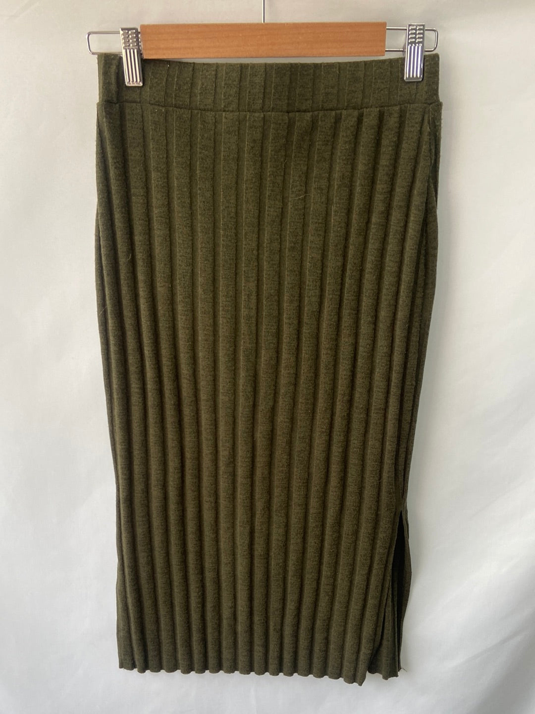 MANGO.Falda midi verde punto canalé T.s