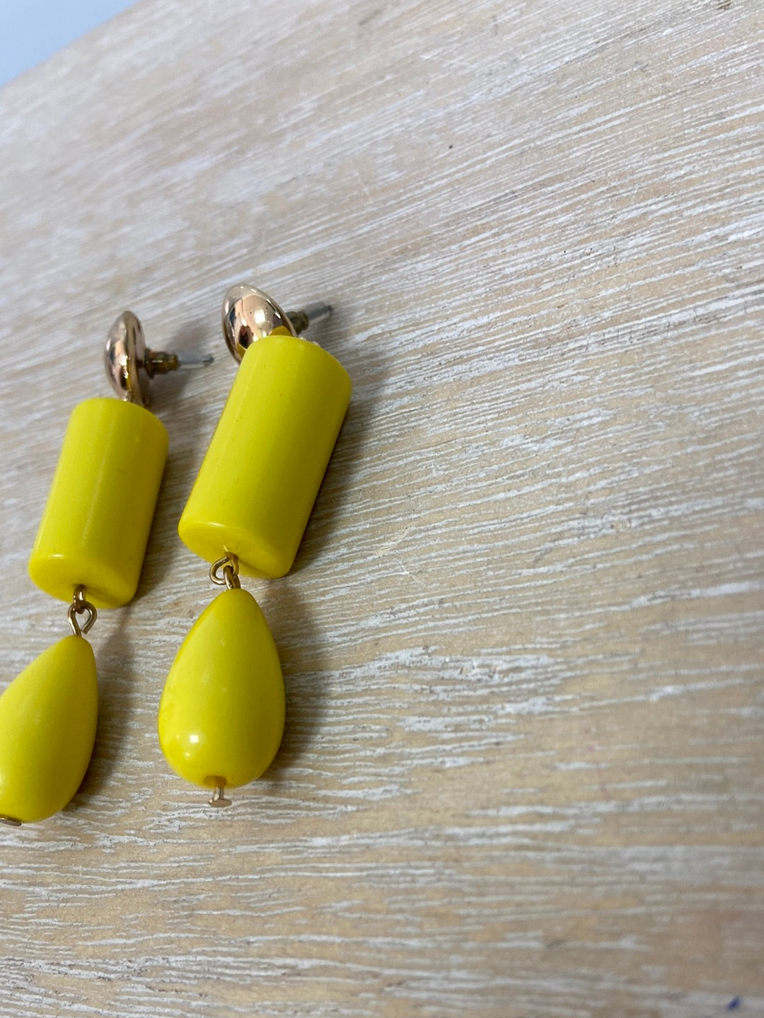 OTRAS. Pendientes largos tipo madera amarillo