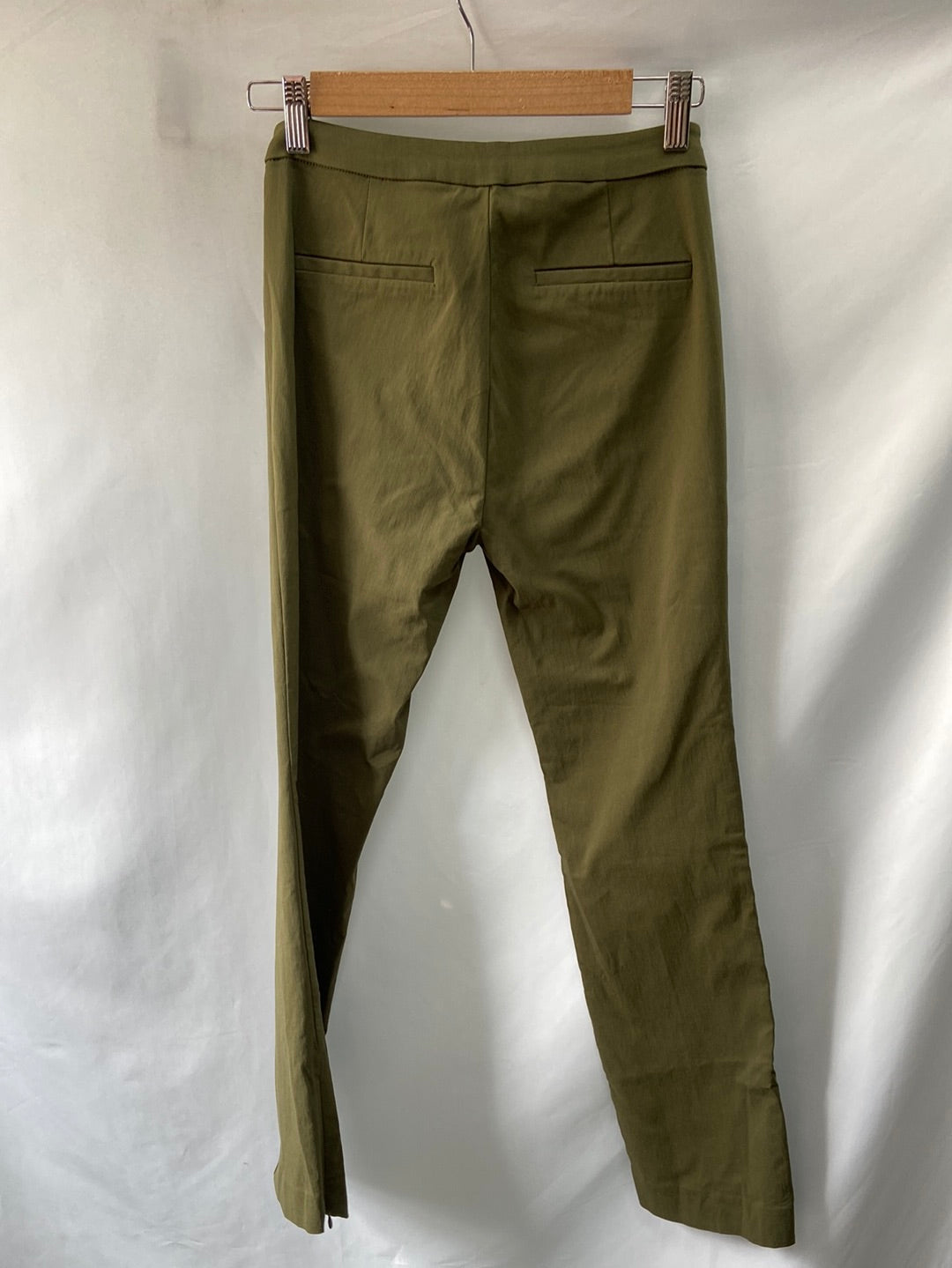 MANGO. Pantalón verde talla 38