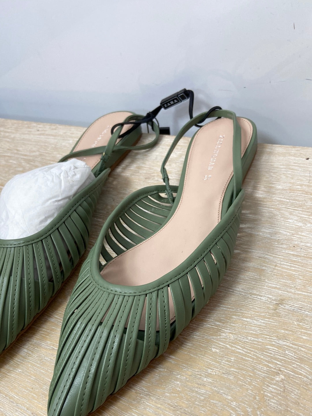 ZARA. Bailarina destalonada verde T.37