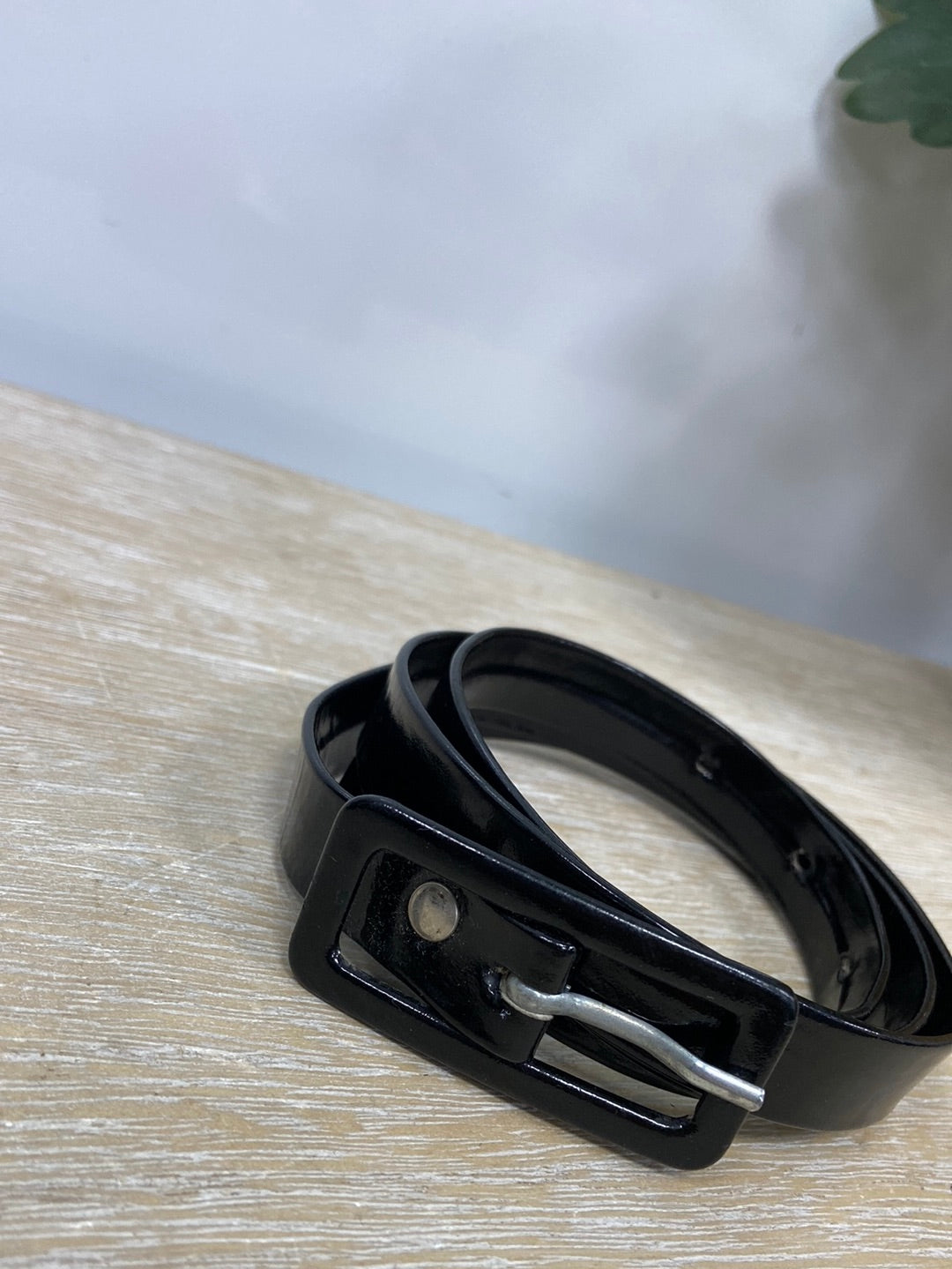 OTRAS. cinturón de charol negro