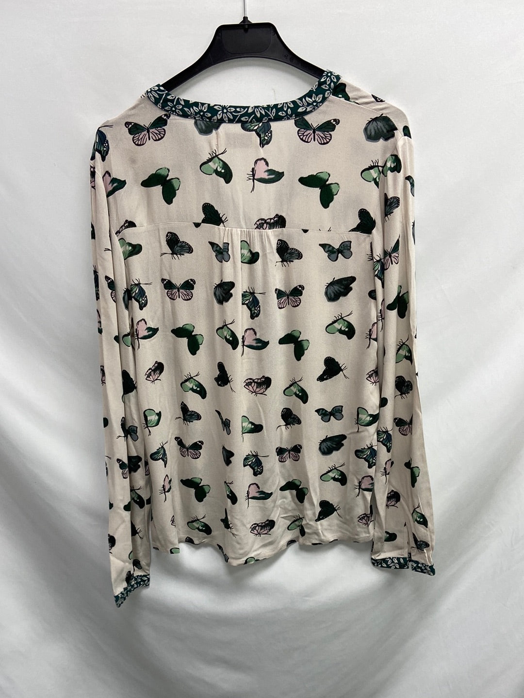 INDI&COLD. Off-white blouse with green butterfly print.