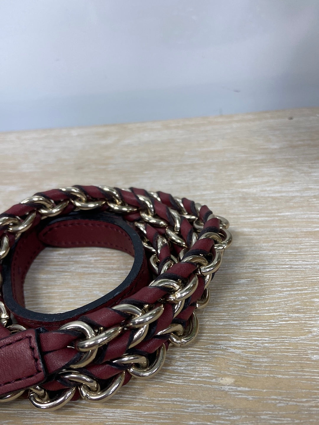 MASSIMO DUTTI. Cinturon de piel burdeos cadena T. 70