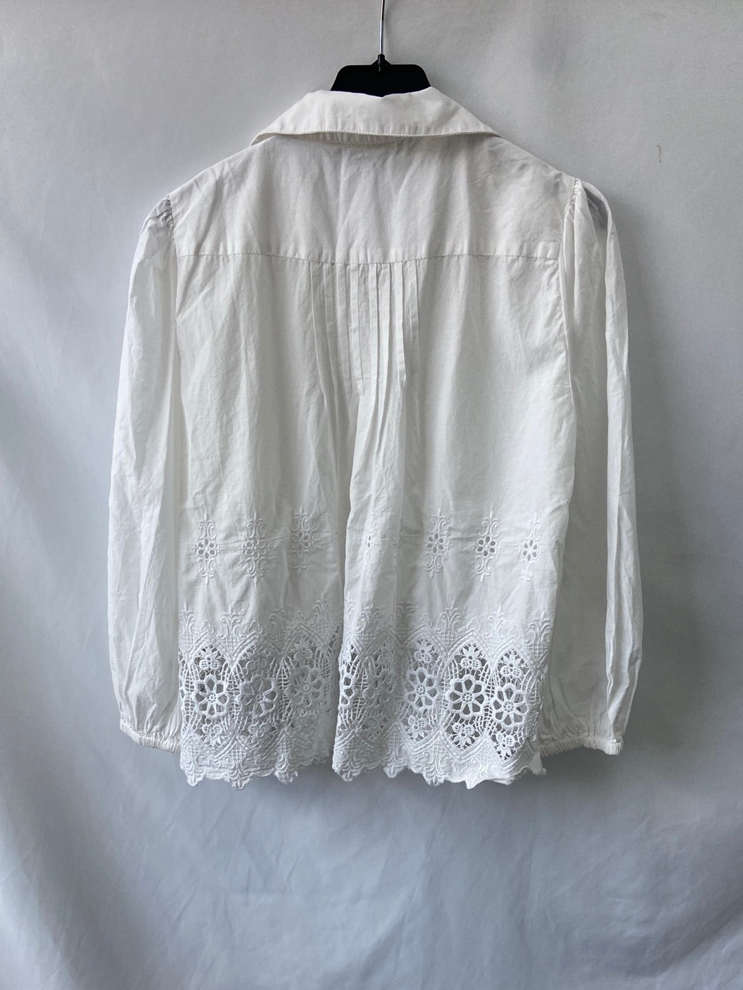 ZARA.Blusa blanca troquelada T.S