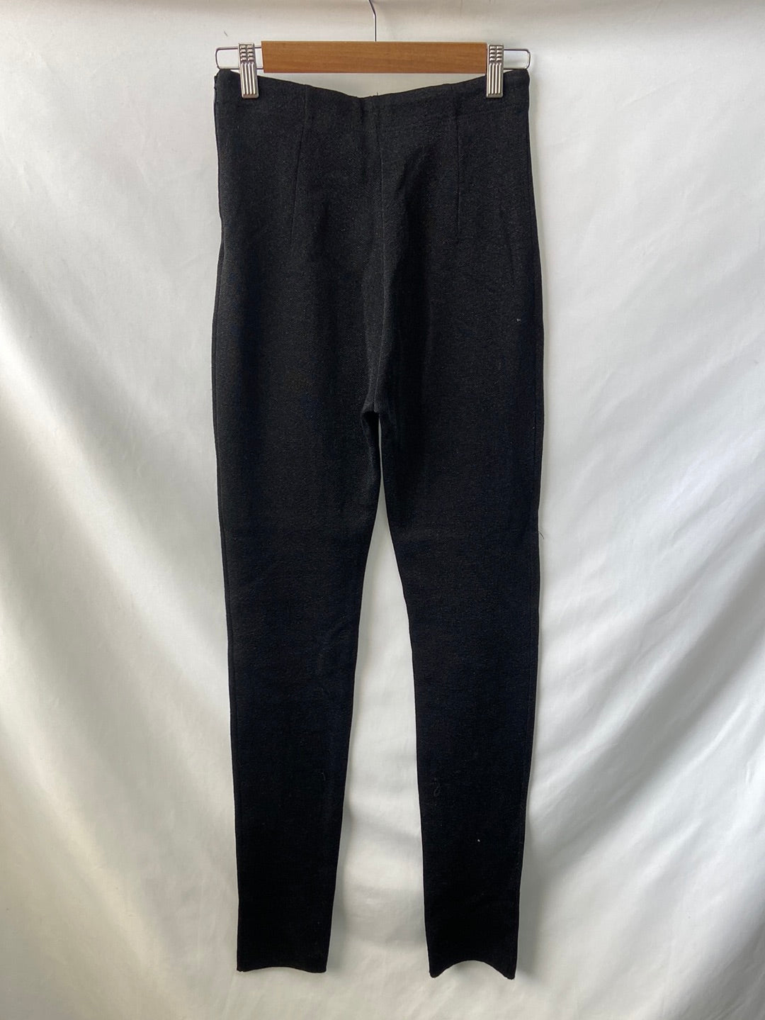 ZARA. Pantalón punto negro T.s