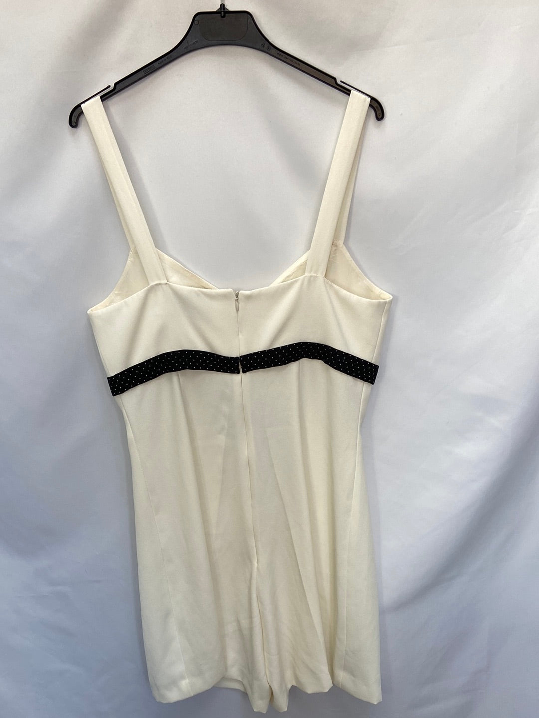 CÓDIGODEMODA.Mono blanco vestir t.44