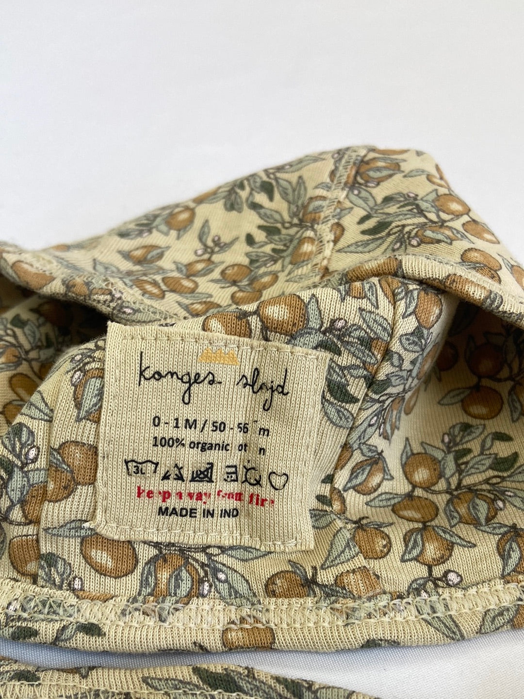 KONGES SLOJD. Beige hood with flowers T. 0-1 months