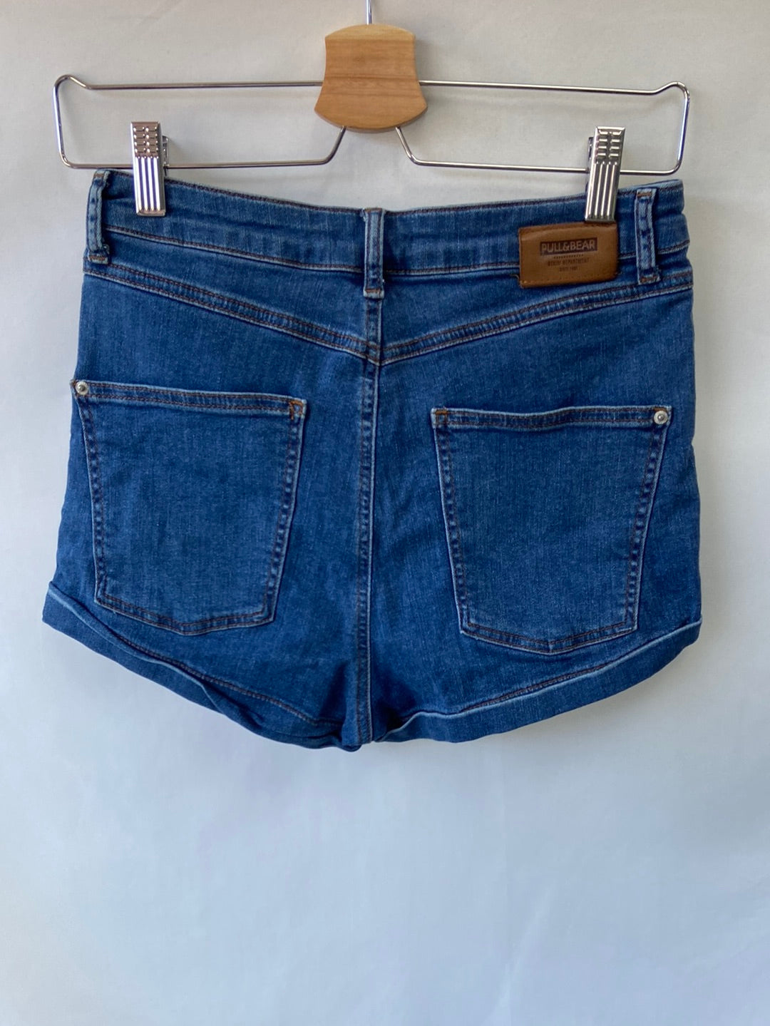 PULL&BEAR. Shorts denim elásticos T.38