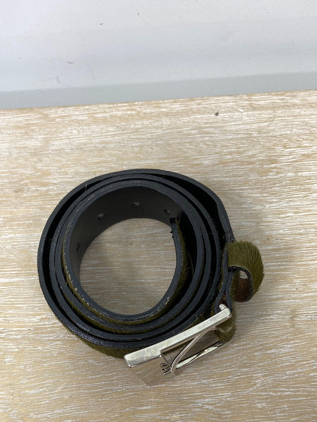 FACTOTUM. Cinturón de piel con pelito verde Tu