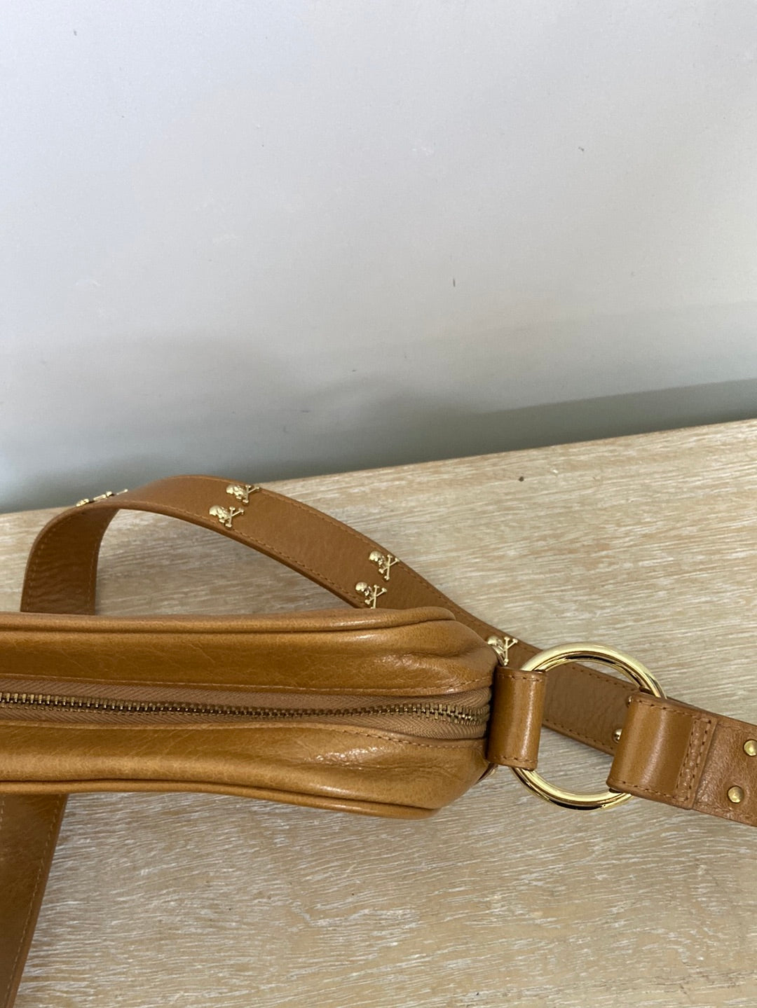 SCALPERS. Bolso camel calaveras