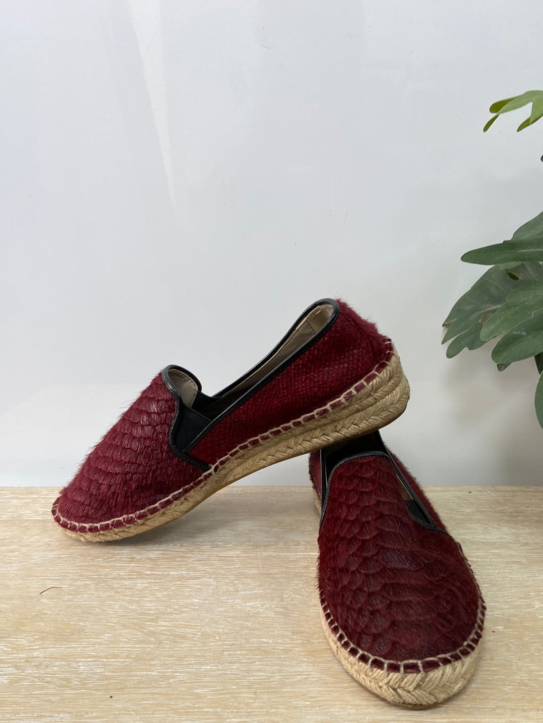 ZARA.Alpargatas burdeos pelito T.37