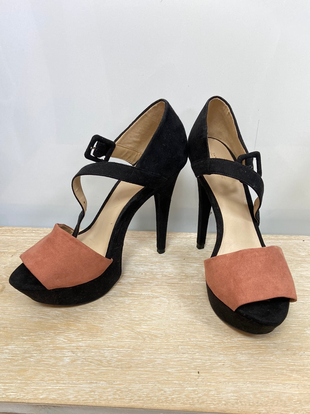 ZARA. Tacón bicolor T.40