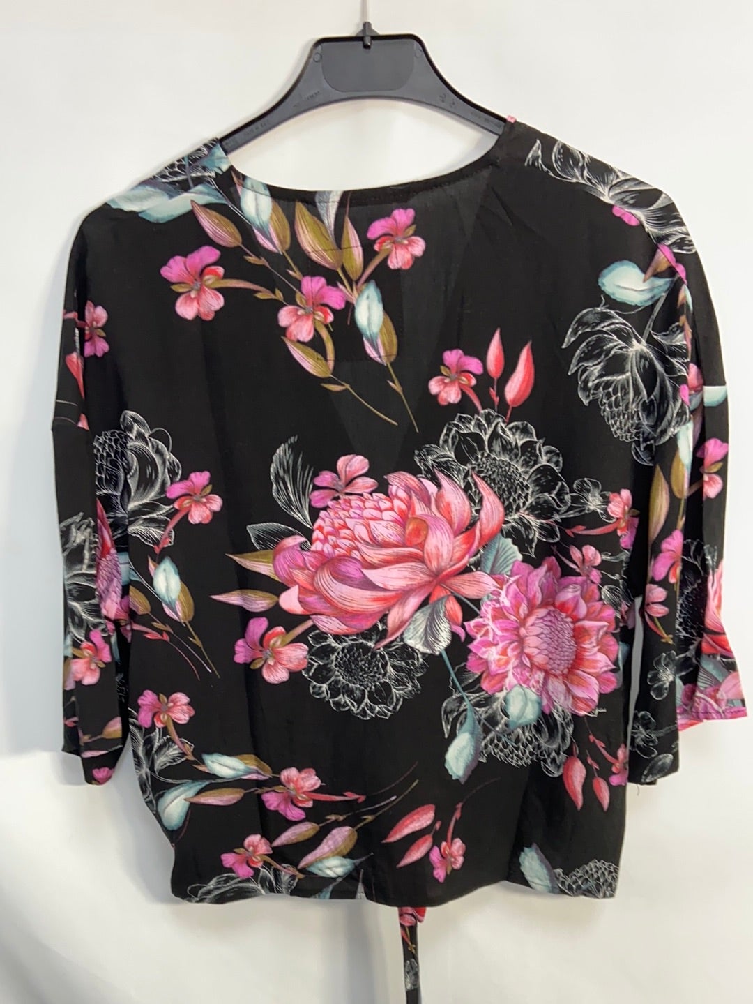 LOVE TO LOUNGE.Black floral blouse T.xs