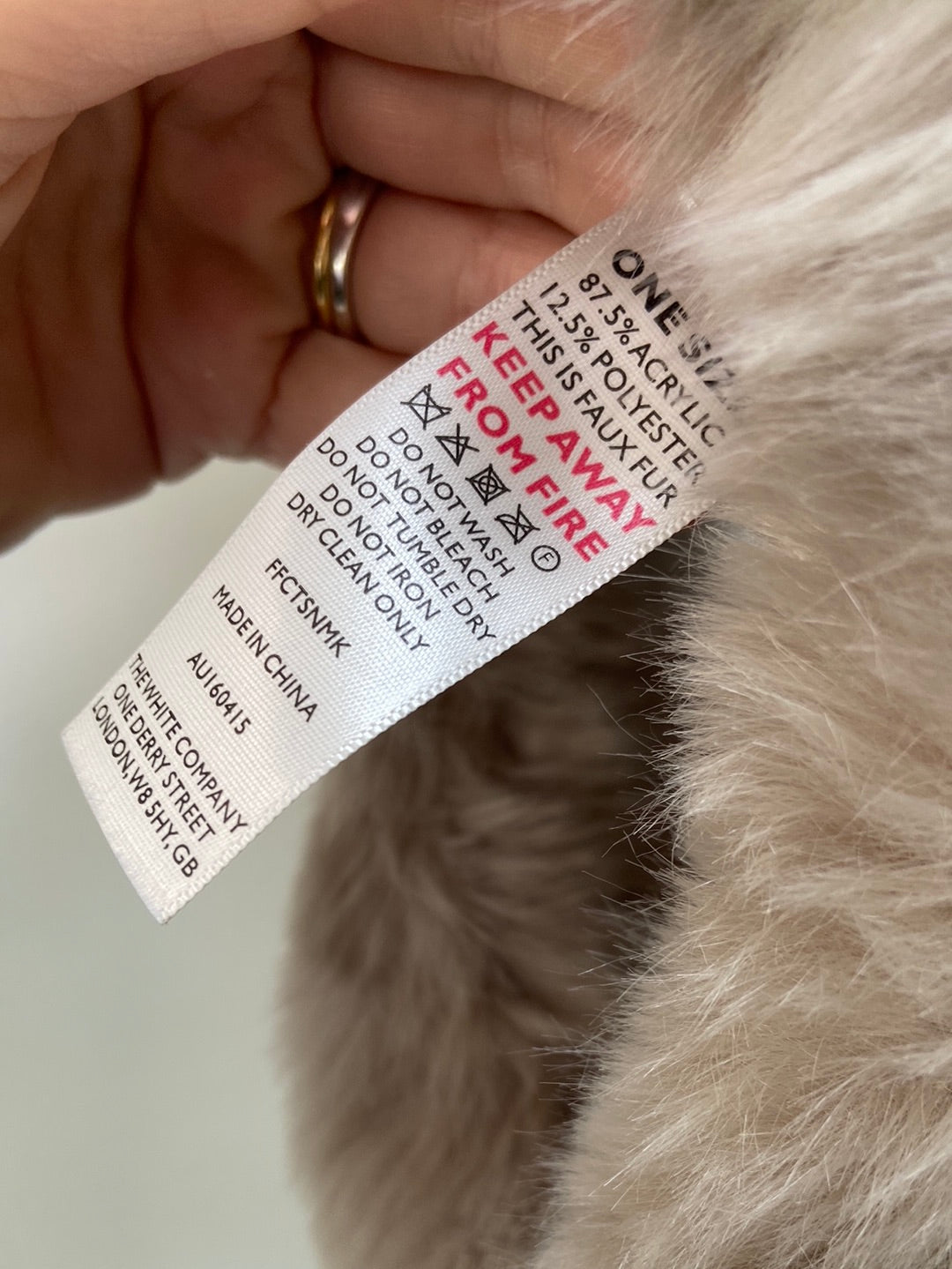 WHITE LABEL. Cuello de pelo beige