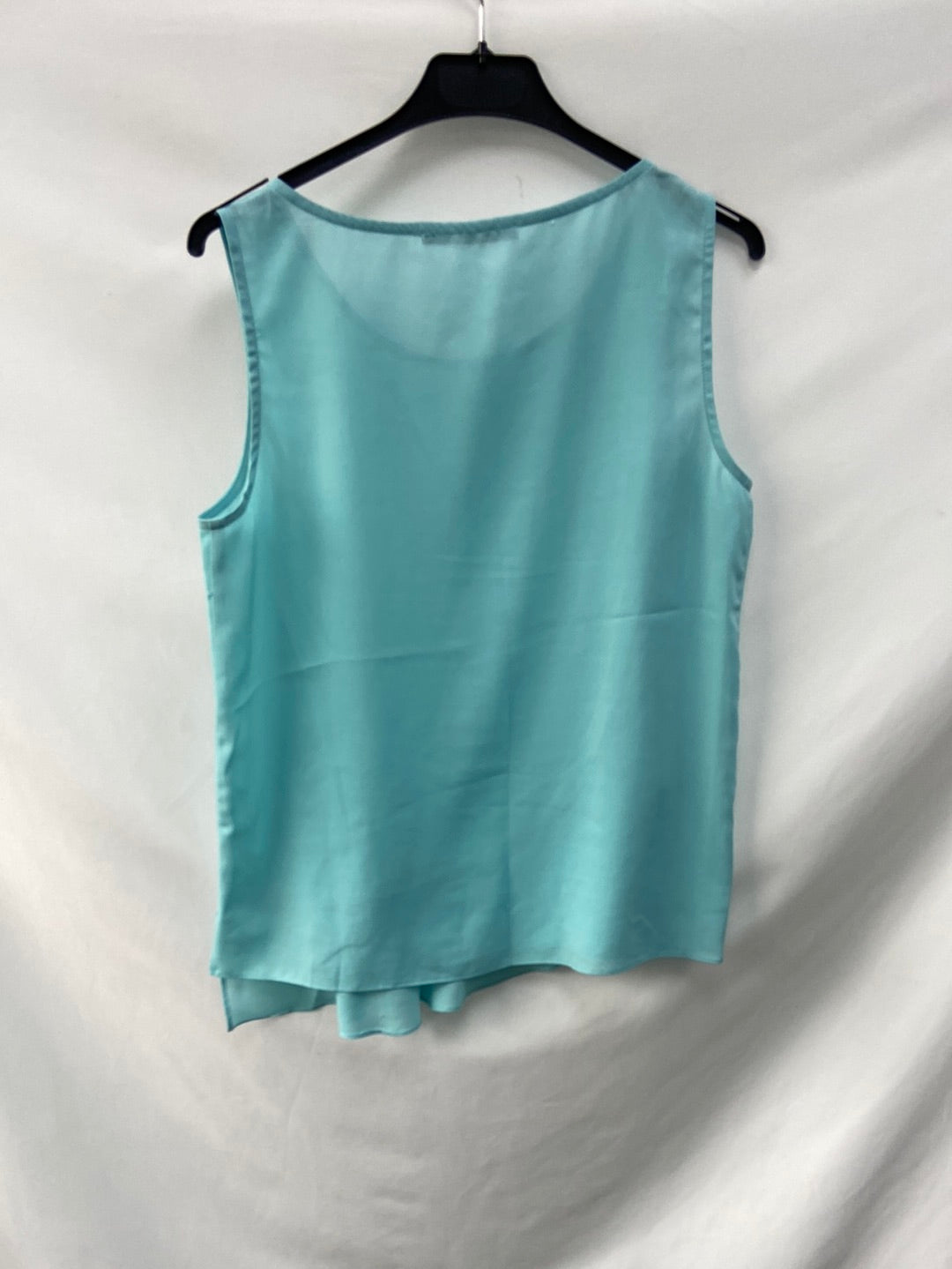 WHITE. Flowy blue Ts top