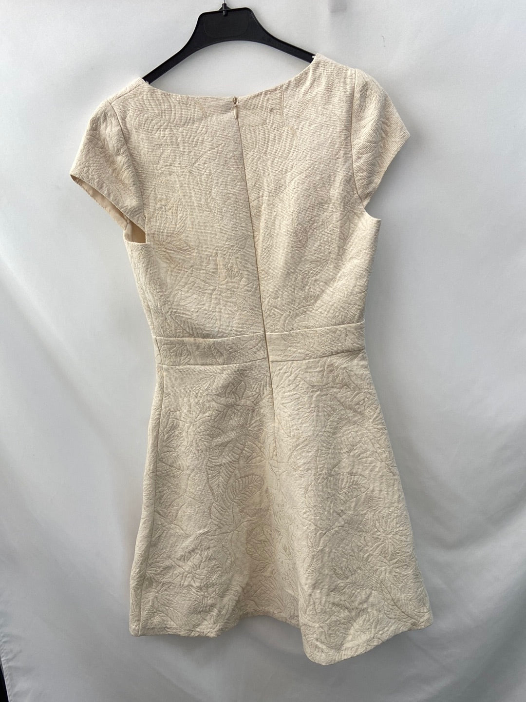 FORMULA JÓVEN. Vestido beige con hilos dorados T.36