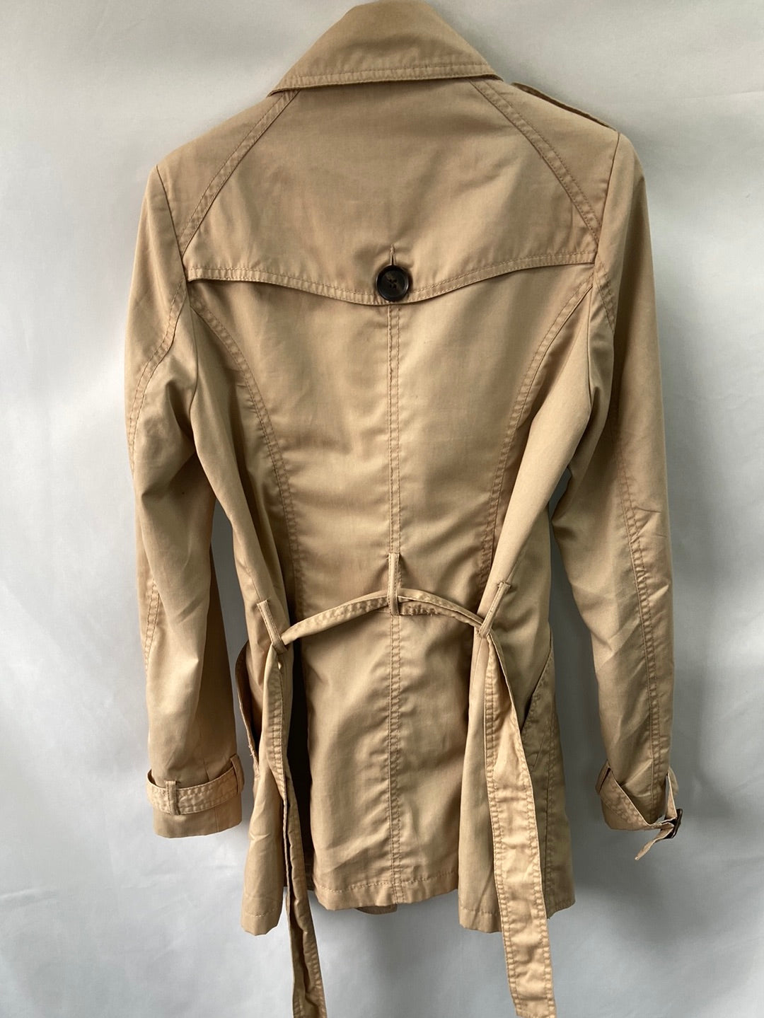 STRADIVARIUS.Gabardina clásica beige T.s