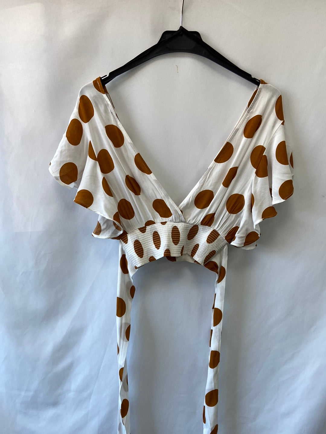 FOREVER21.Croptop blanco con lunares beiges T.S