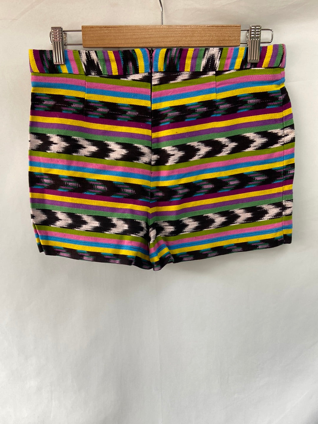 LOWELLITE. Ethnic shorts T.40