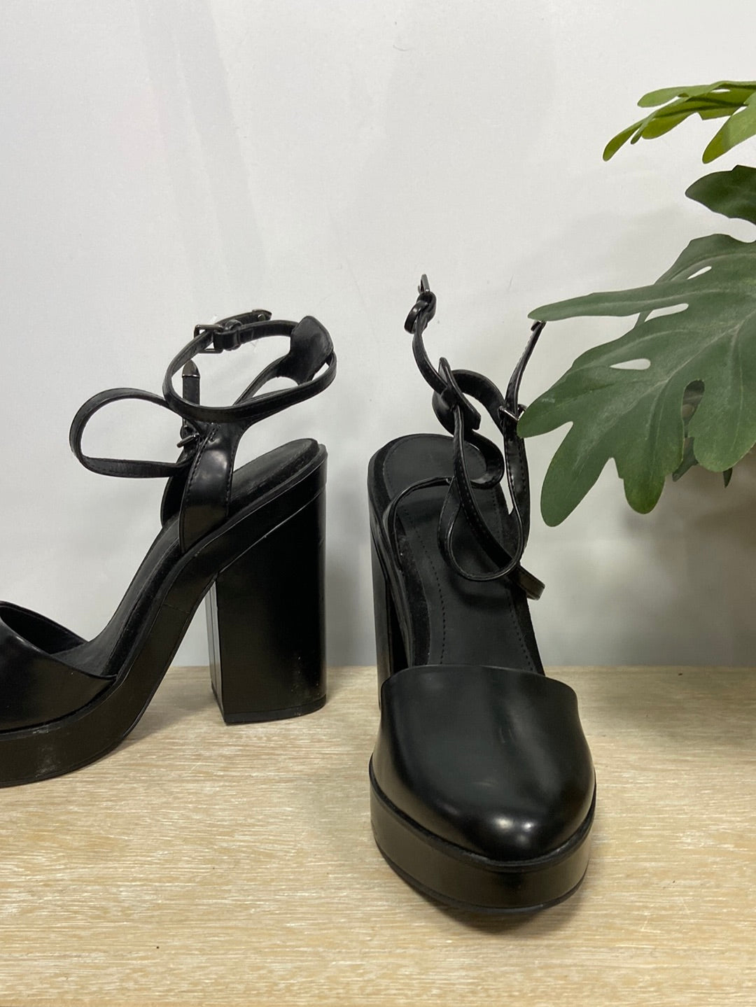 ZARA.Tacones punta cerrada T.40