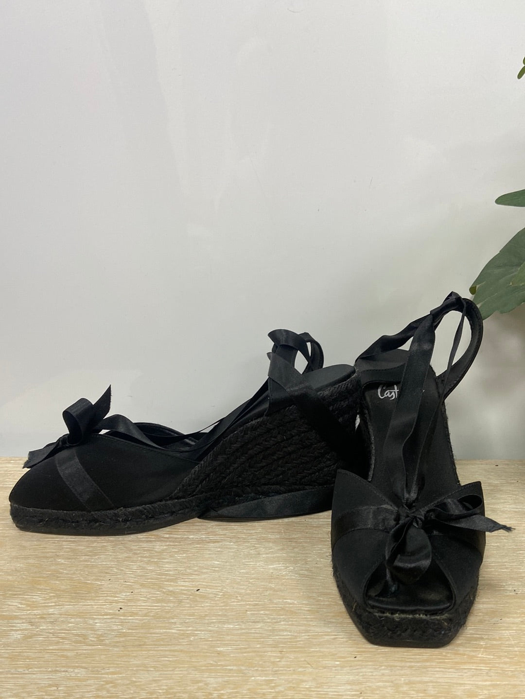 CASTAÑER. Cuñas negras raso T. 38