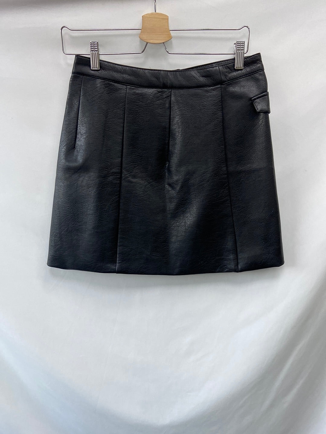 H&M.Falda negra polipiel T.38