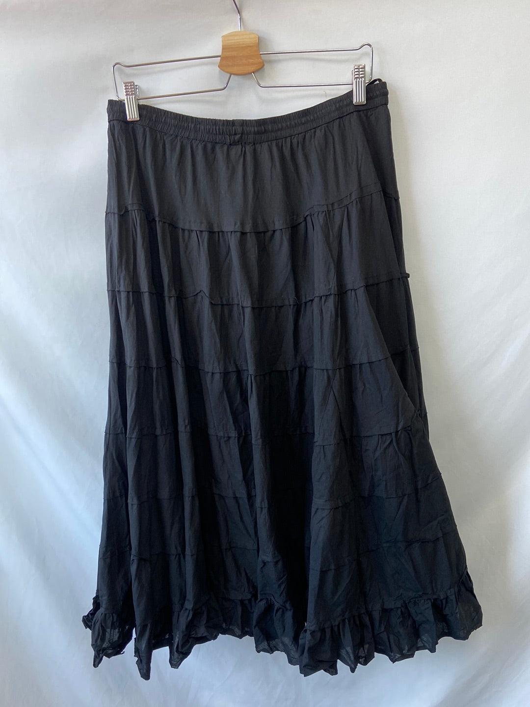 OTRAS.Falda negra larga volantes T.46