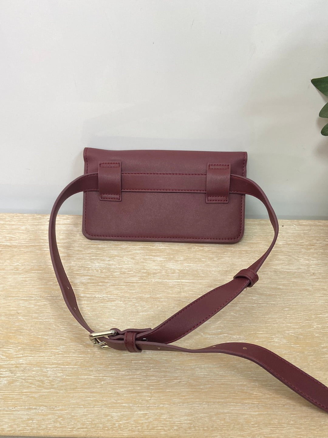 ZARA.Riñonera burdeos