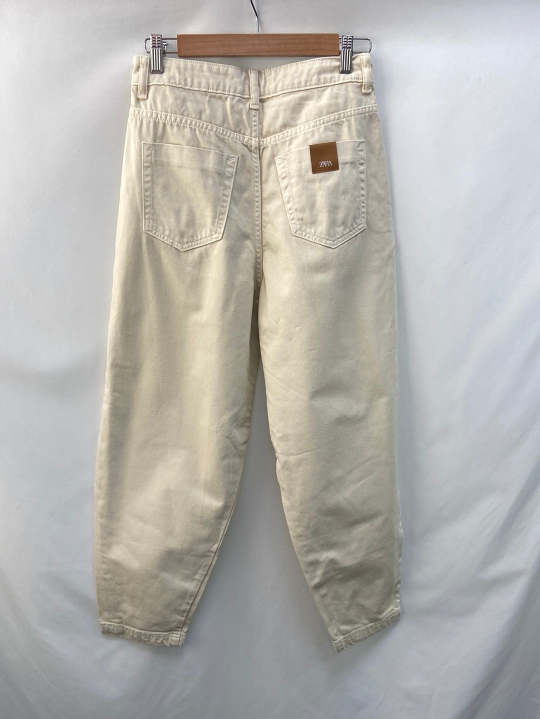 ZARA. Pantalón beige slouchy T.36