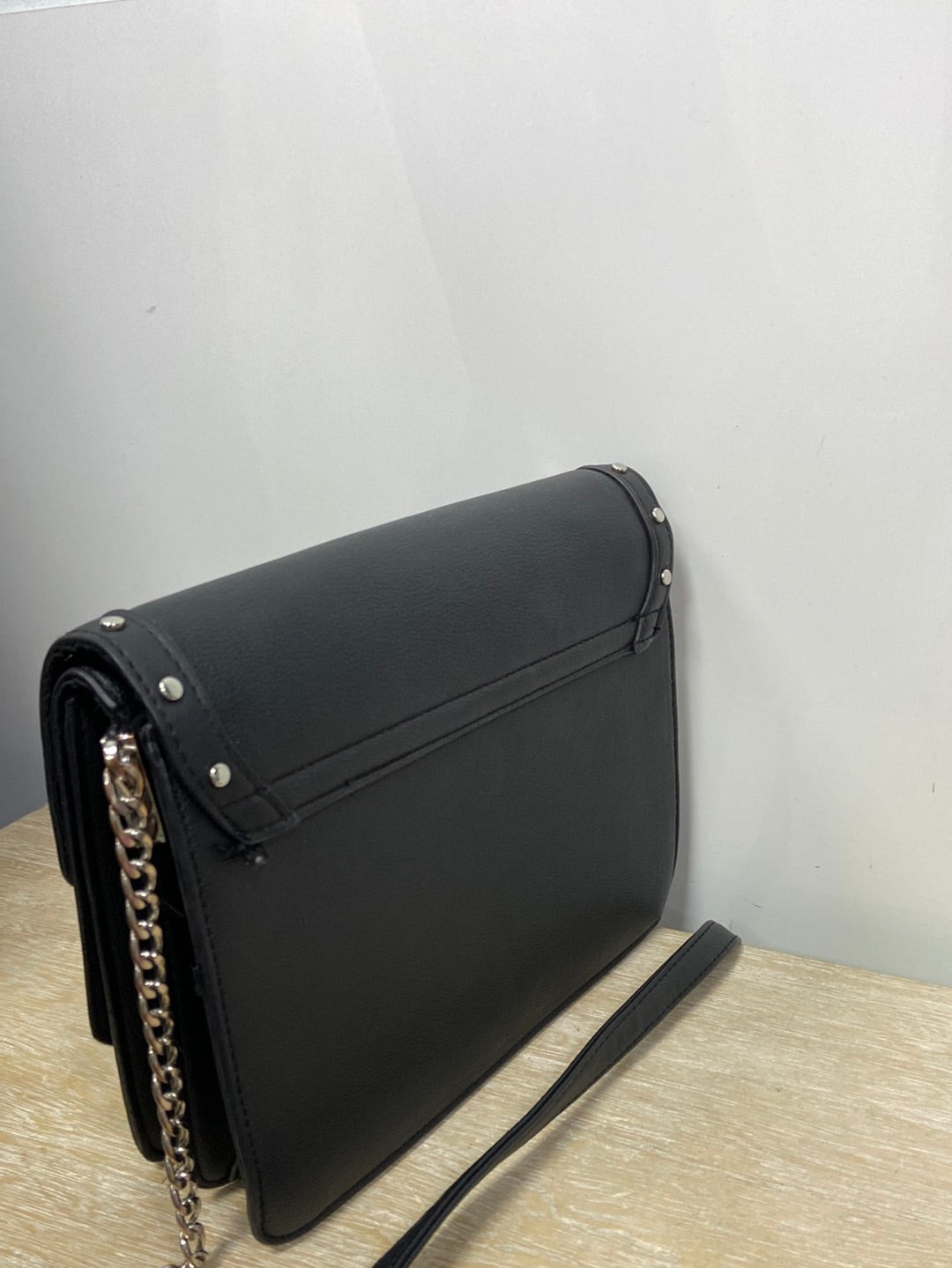 STRADIVARIUS. bolso negro tachuelas (tara)