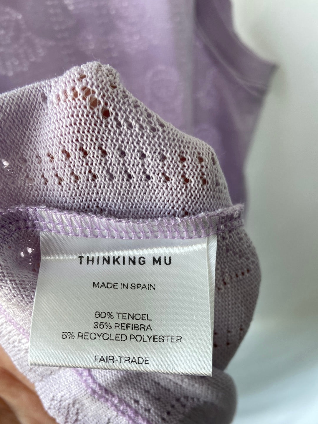 THINKING MU. Camiseta troquelada lila T.m