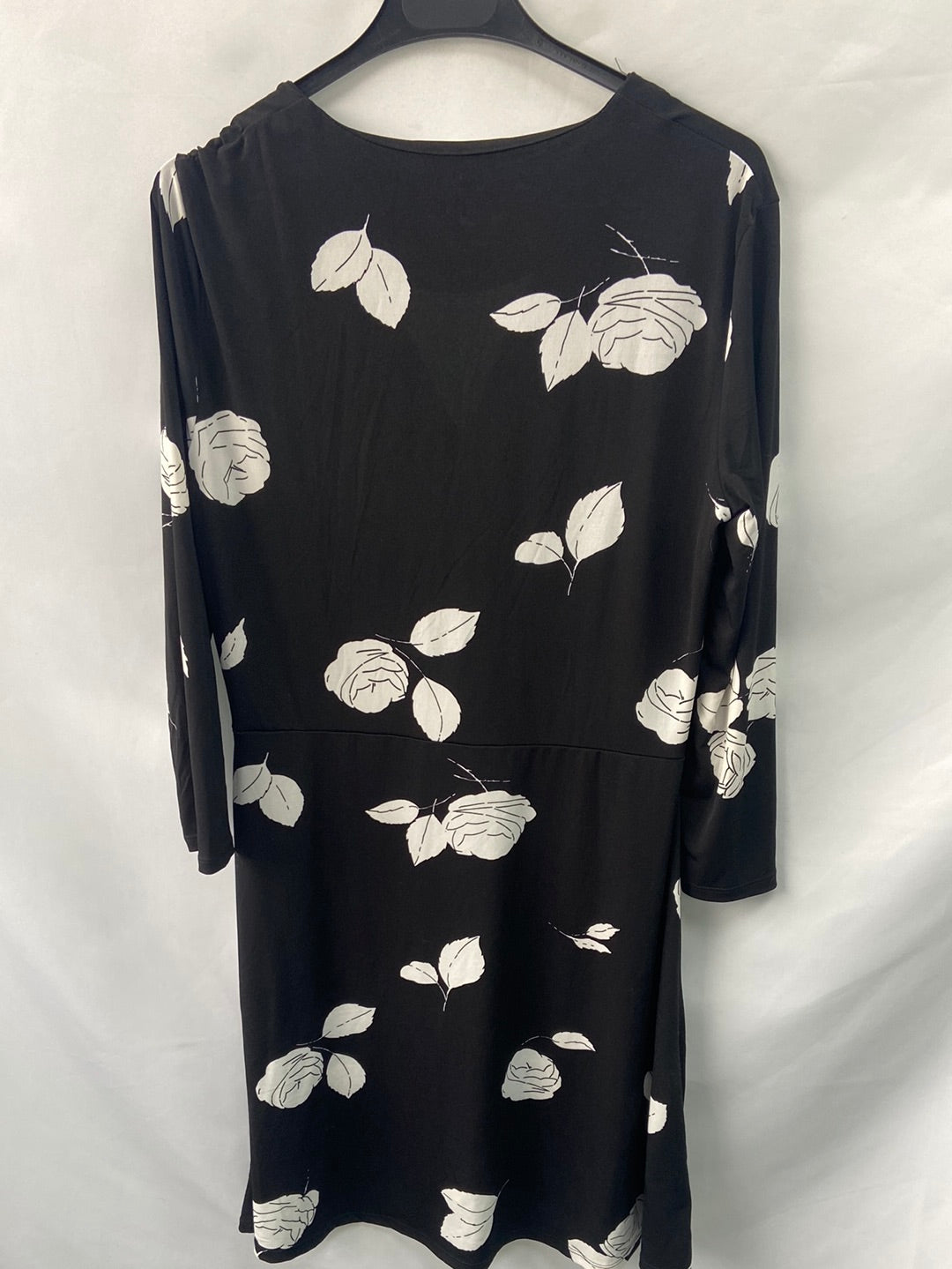 MANGO. Vestido negro hojas T.m