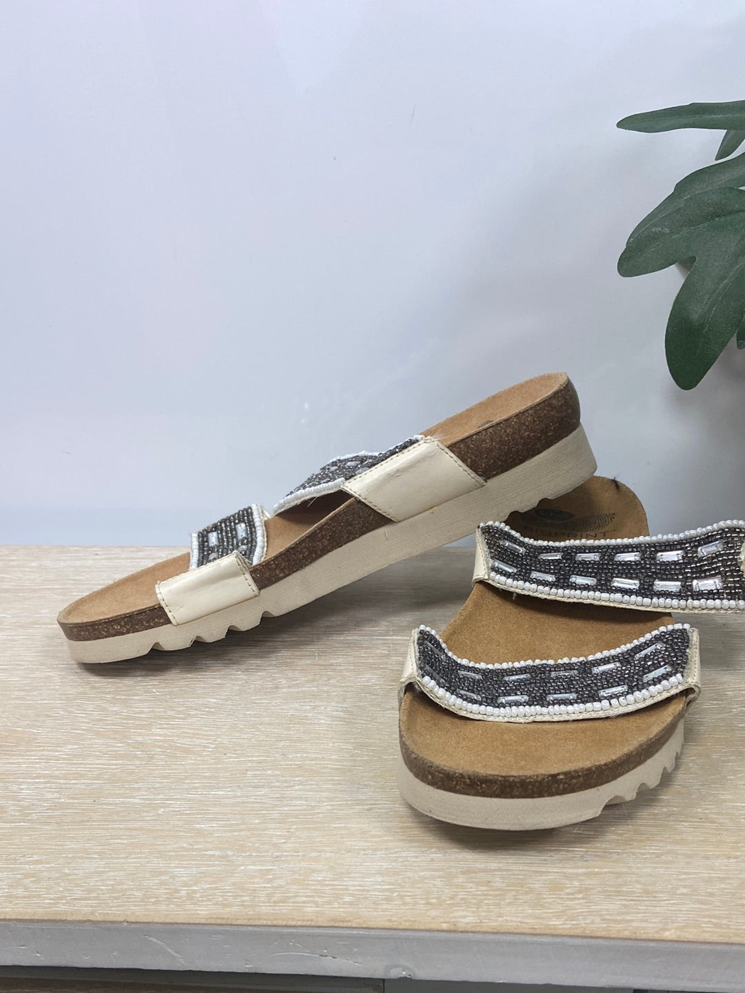 SCHOLL. Sandalia abalorios T.37