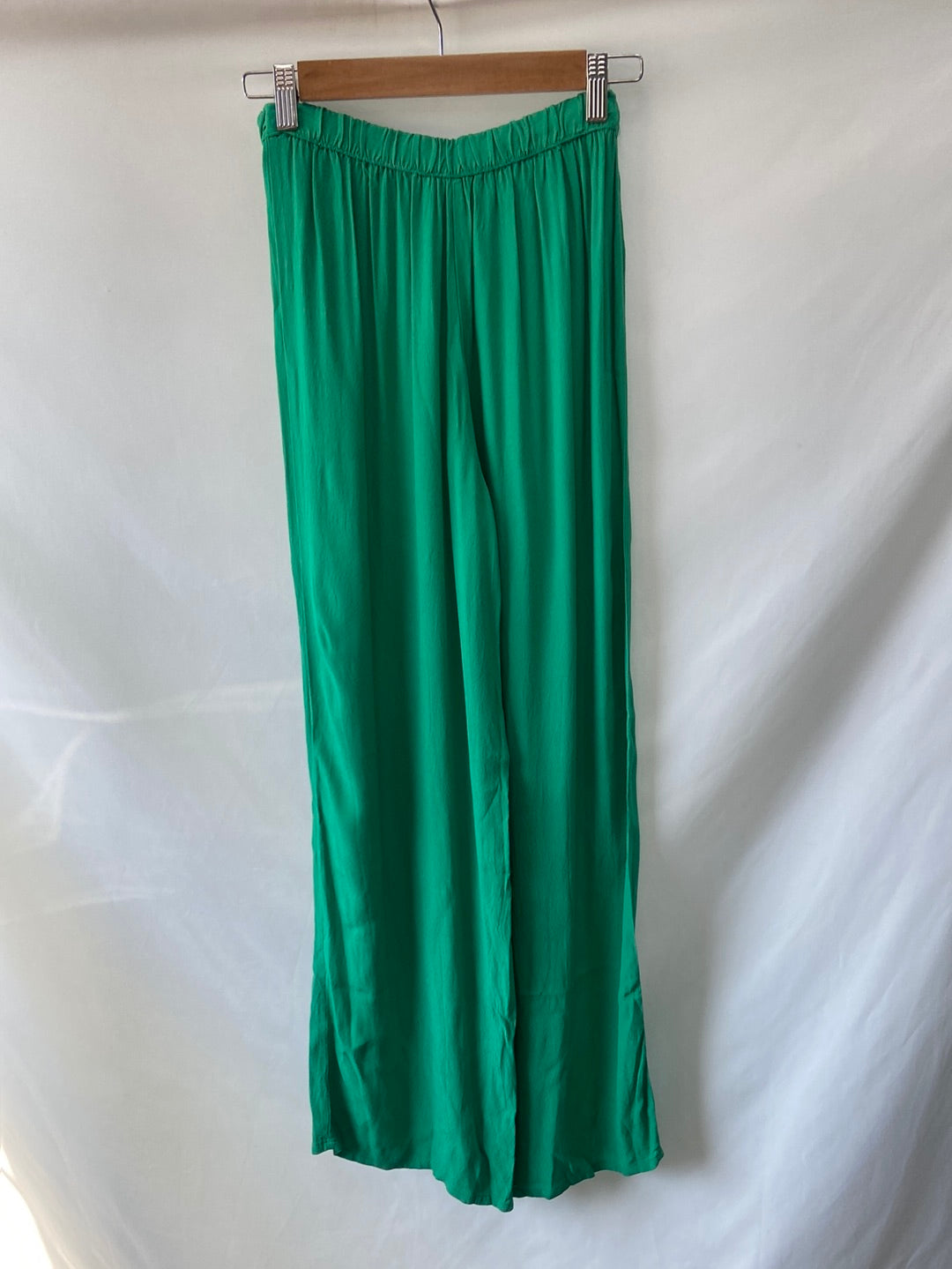 BERSHKA.Pantalones palazzo verdes T.m