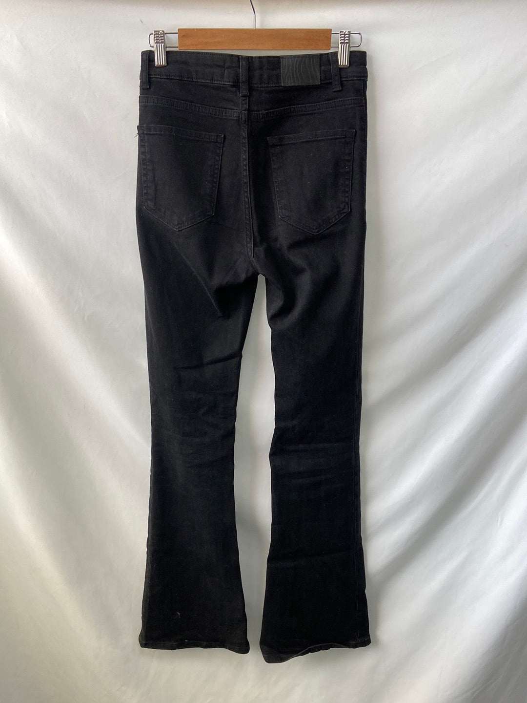 ZARA. Pantalón negro campana T.36