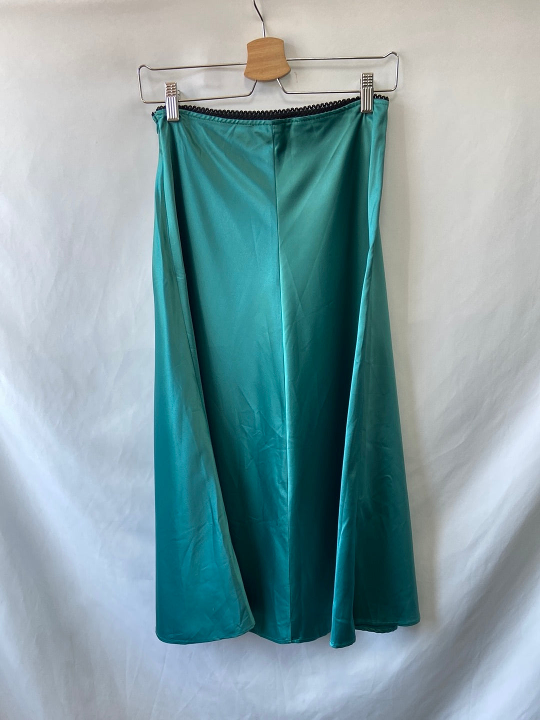 ZARA. Falda midi verde satinada T.s