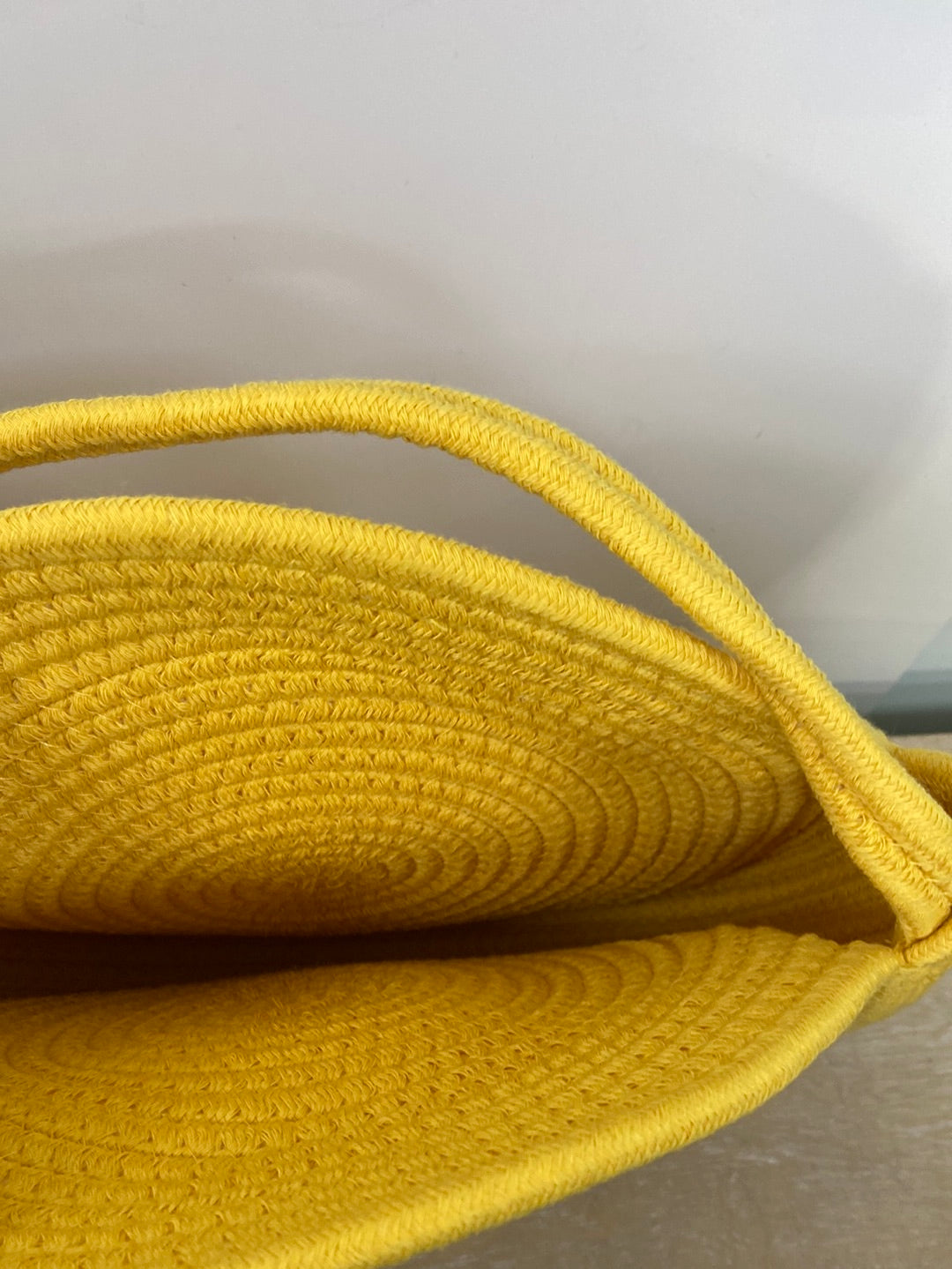 OTRAS.Bolso redondo amarillo
