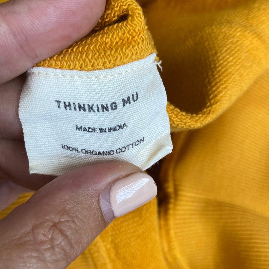 THINKING MU. Sudadera mostaza letras T.s