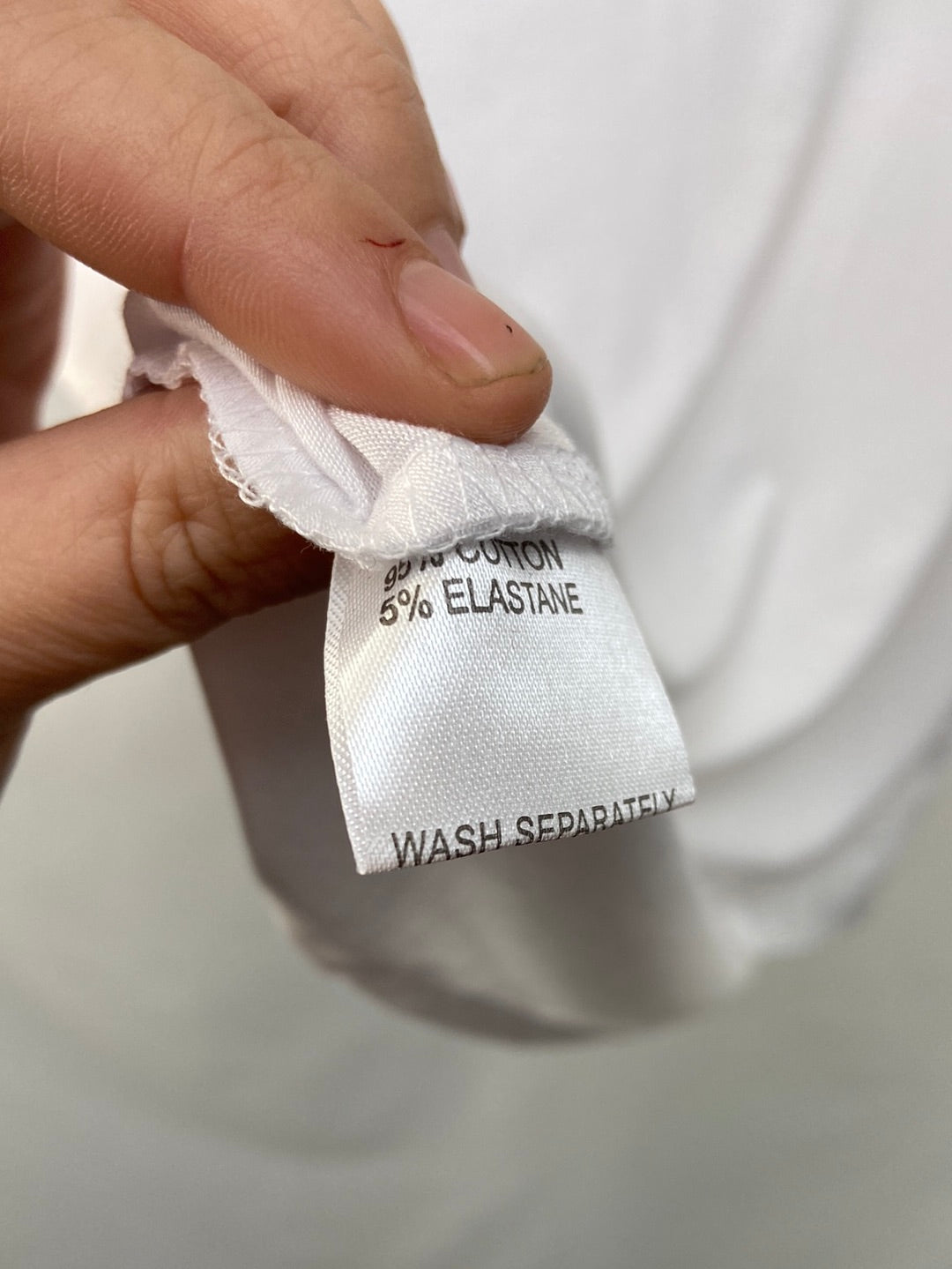 DAPHNEA.Camiseta blanca detalle plumeti T.S