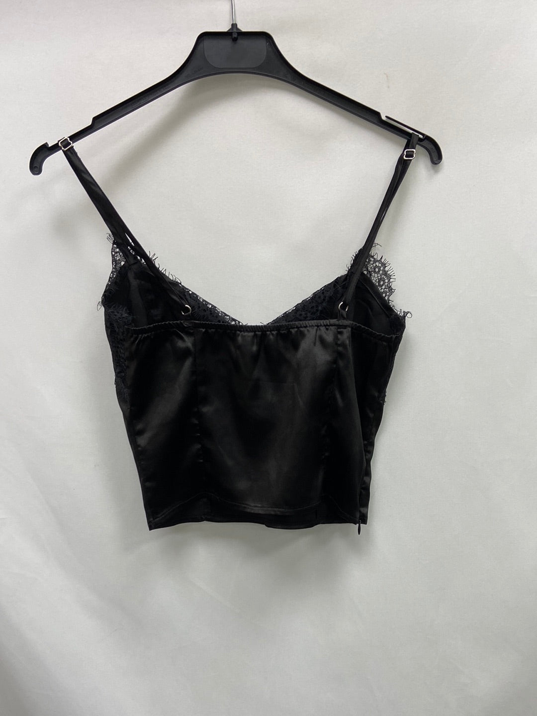 PRETTYLITTLETHINGS.Croptop encaje satinado T.34