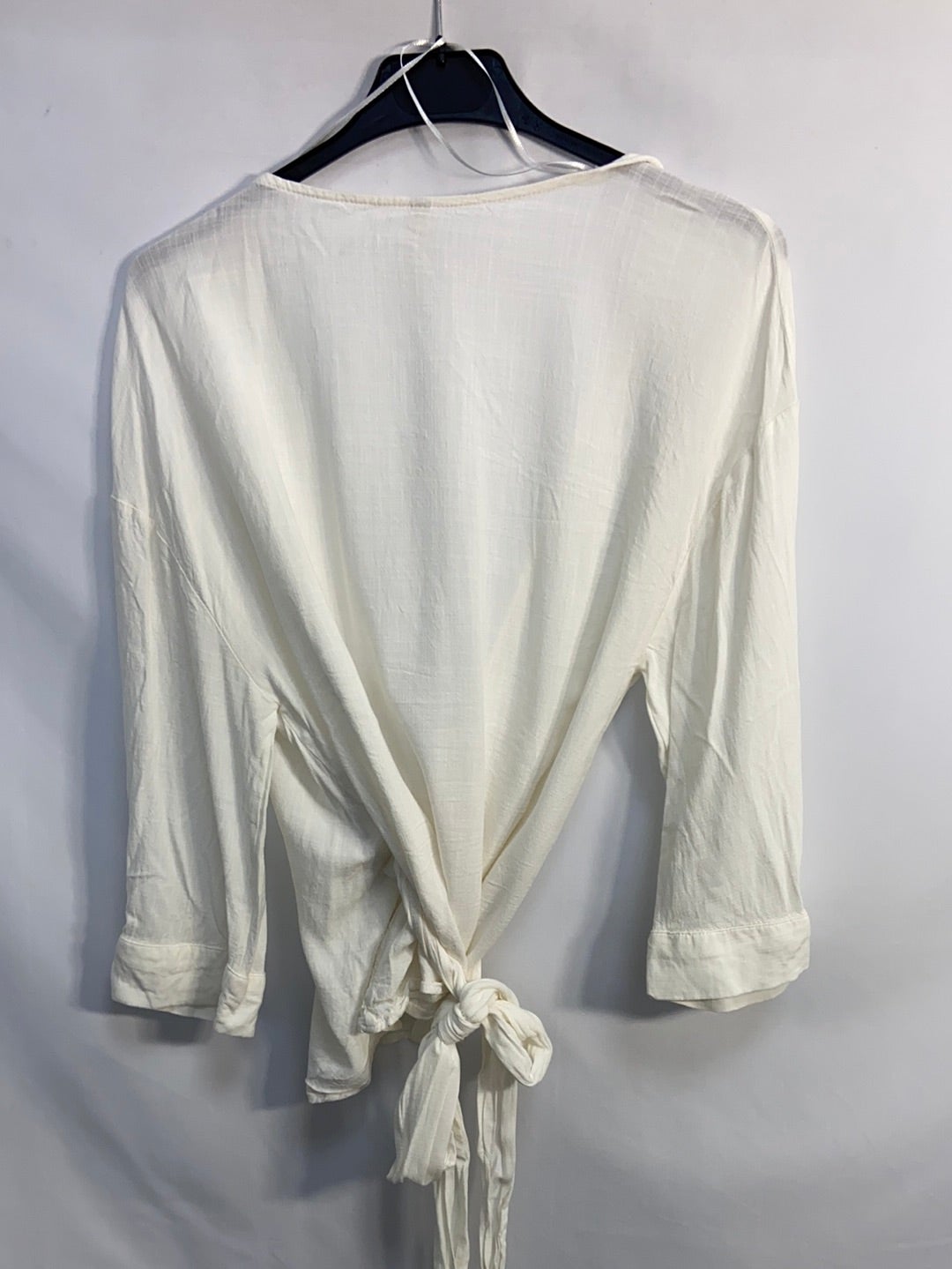 STRADIVARIUS. Blusa blanca cruzada t.s