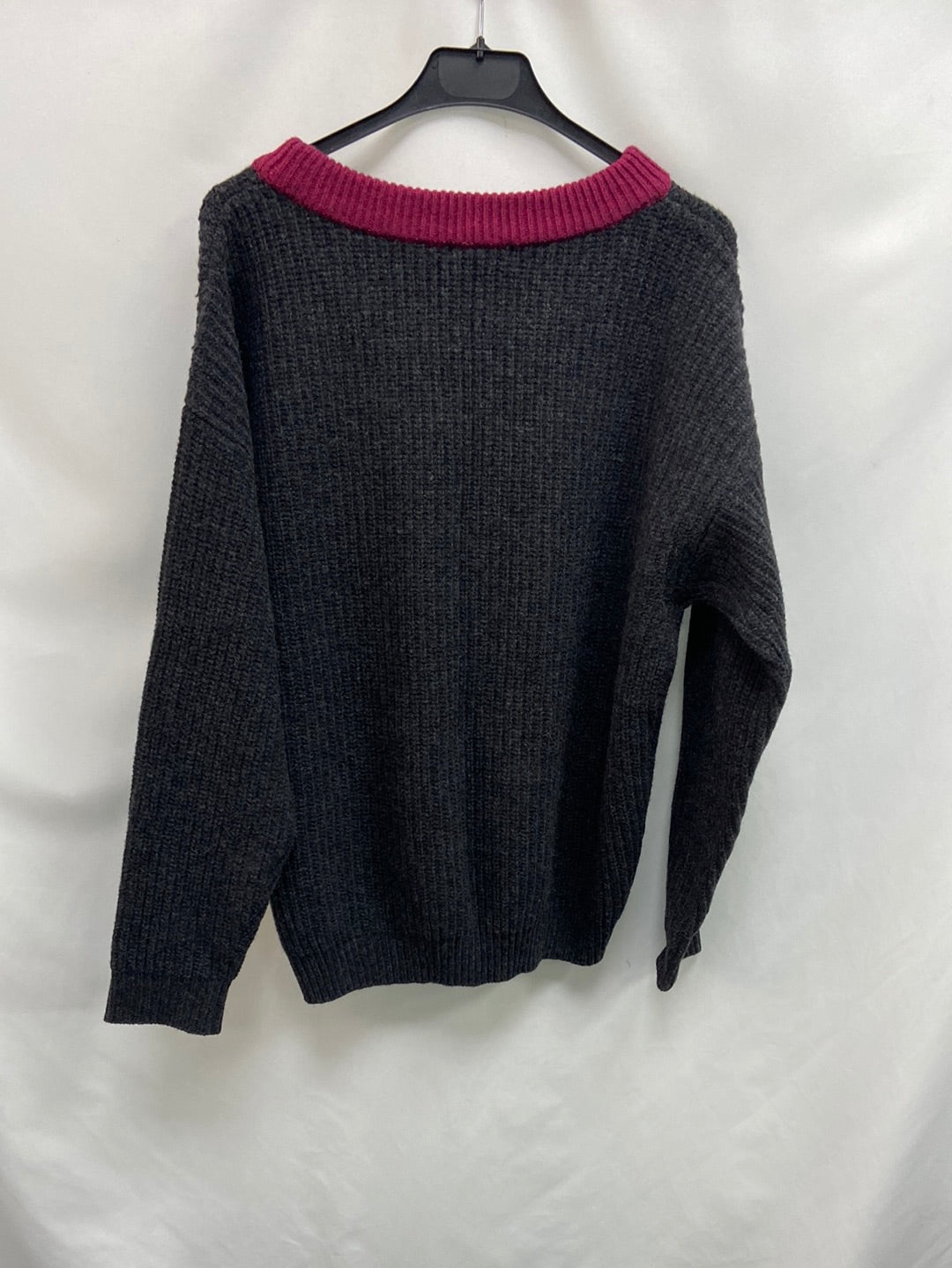 COUNTING CLOUDS. Tm two-tone gray sweater