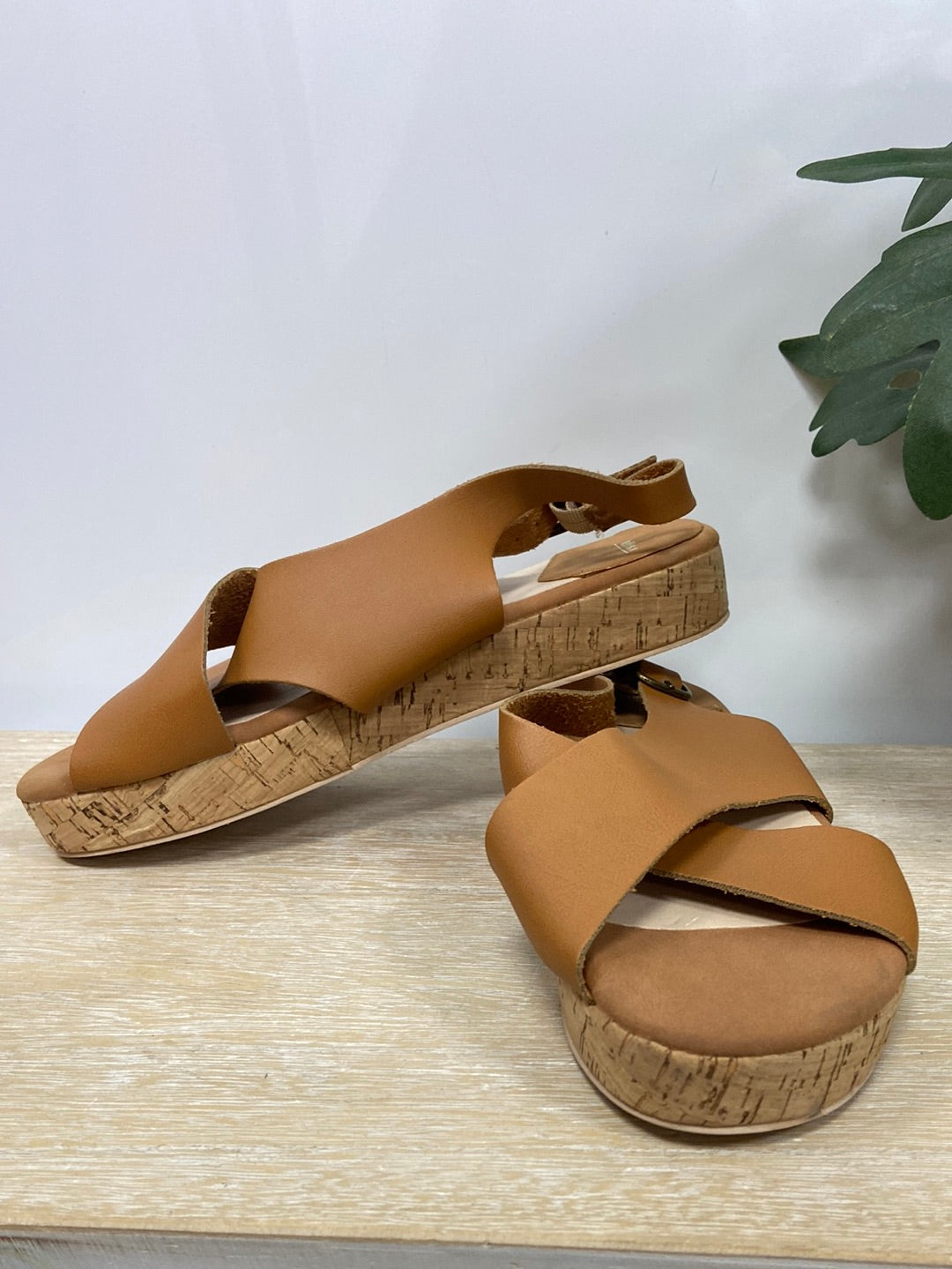 LEFTIES.Sandalia camel suela corcho T.38