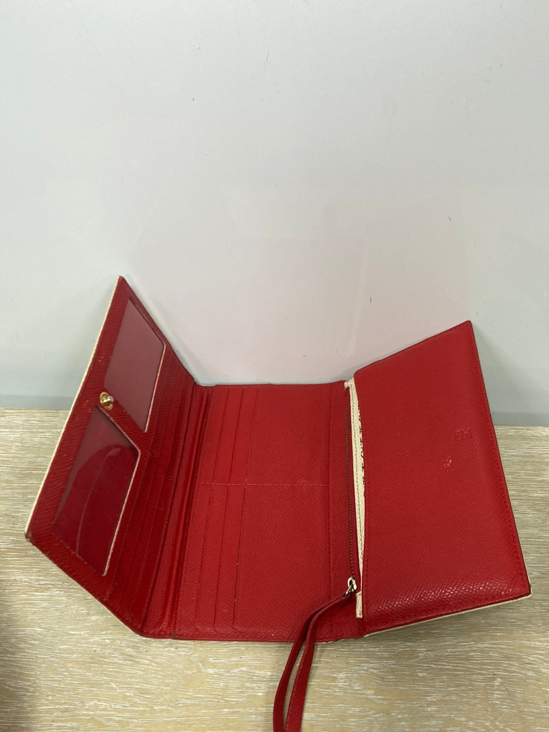 CAROLINA HERRERA. Cartera beige logo