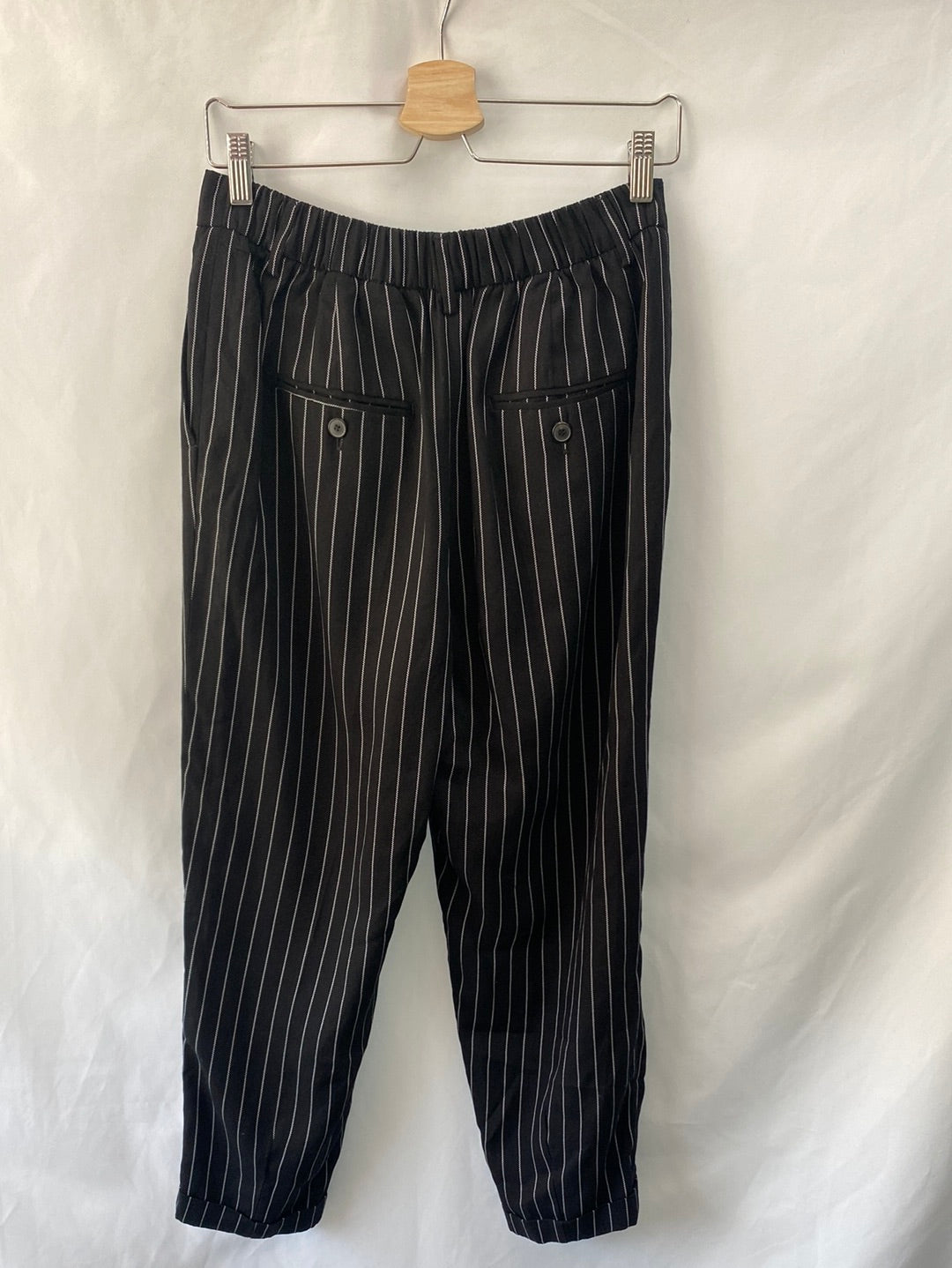 ZARA. Pantalón negro rayas blancas T.s