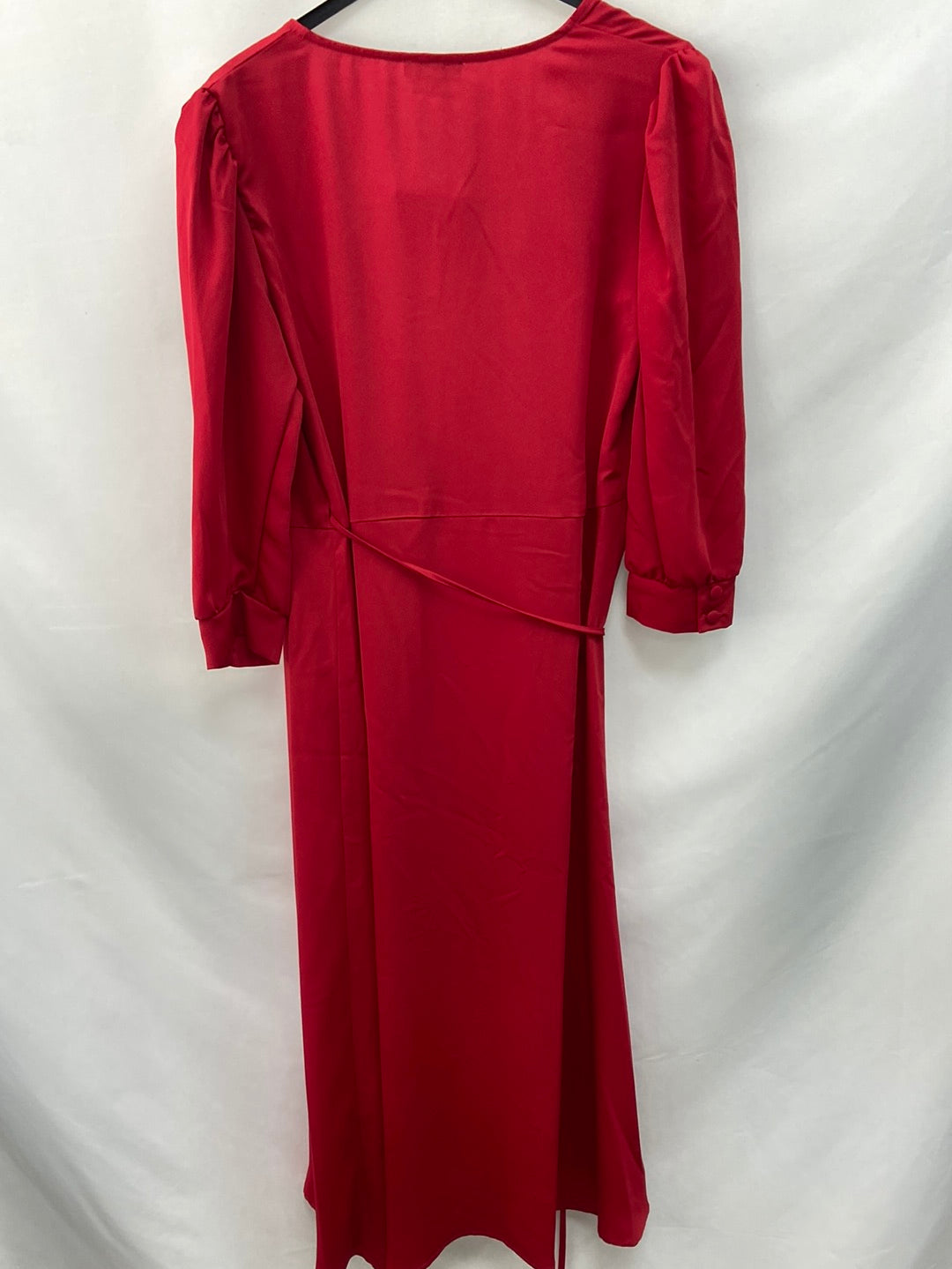 BY CLÉA.Vestido midi rojo cruzado (36/38 y 40/42)