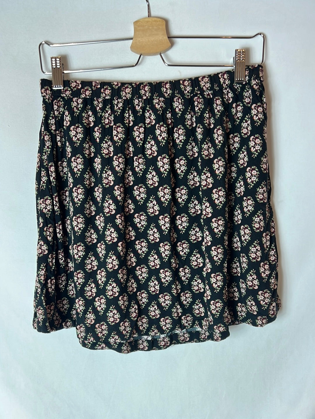 STARDIVARIUS. Flowing black printed skirt. TM