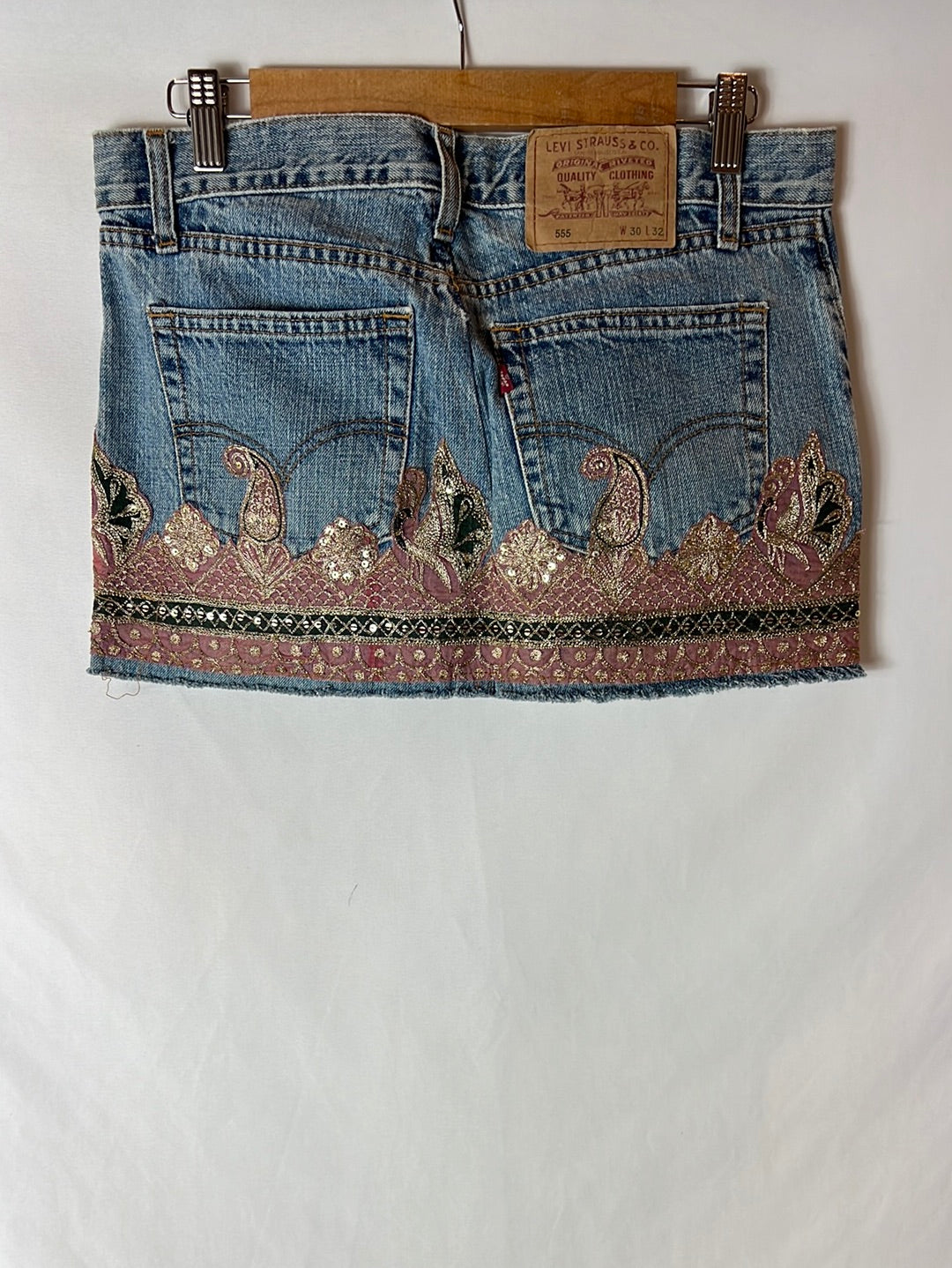 LEVI´S. Falda vaquera con abalorios. T.30 (M)